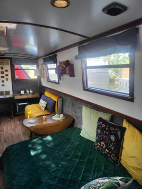Comfy Canal Boat in Little Venice by Paddington for Family & Friends